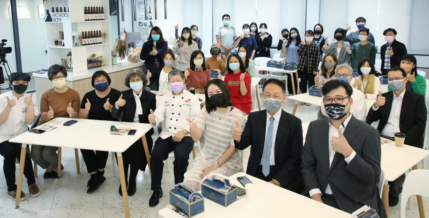 A group photo at a workshop in Taiwan conducted in October 2022 by USW, the Department of Nutritional Science of Fu Jen Catholic University (FJCU) and Viva Bakery. The purpose of the workshop was to establish a healthy and sustainable bread development and promotion program.