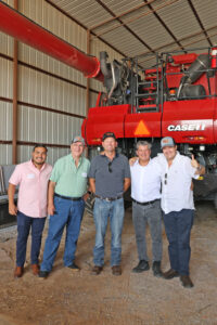 In Oklahoma, the Ecuadorian team caught USW past chairman, Michael Peters, finishing the last of the year’s HRW harvest.