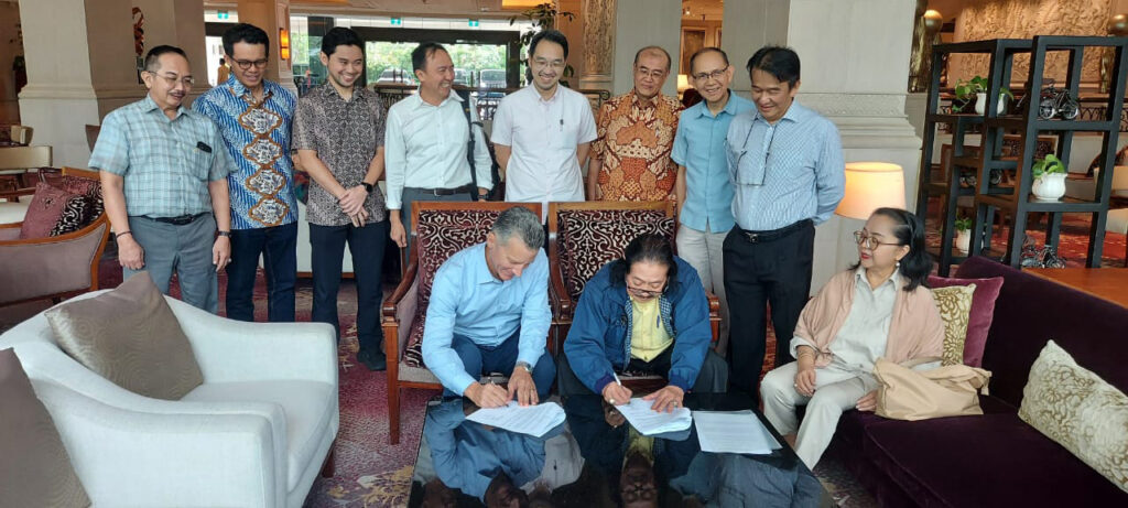 USW Regional Vice President for South and Southeast Asia Joe Sowers (front row, far left) participates in the signing of a Memorandum of Understanding with APTINDO, Indonesia’s flour milling association.
