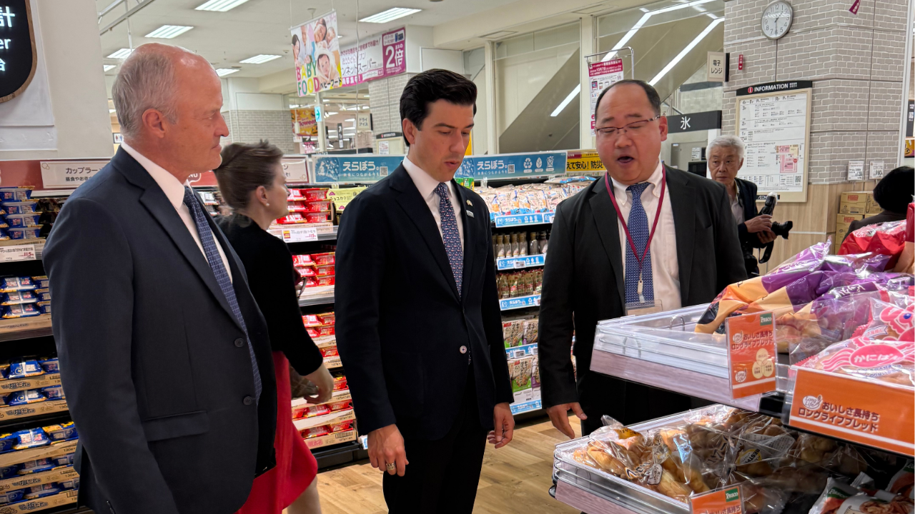 USDA Under Secretary Lindberg in Japanese Bakery