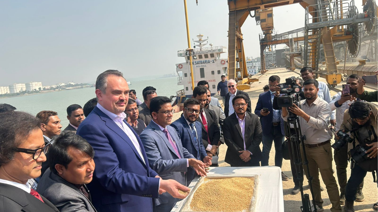 U.S. Ambassador Inspects U.S. Wheat in Bangladesh