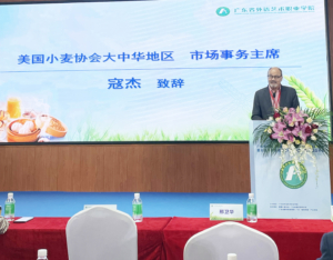 U.S. Wheat Associates (USW) Regional Vice President Jeff Coey addresses faculty, returning students and professionals from the baking industry during the 40th anniversary of the Sino-American Baking School .