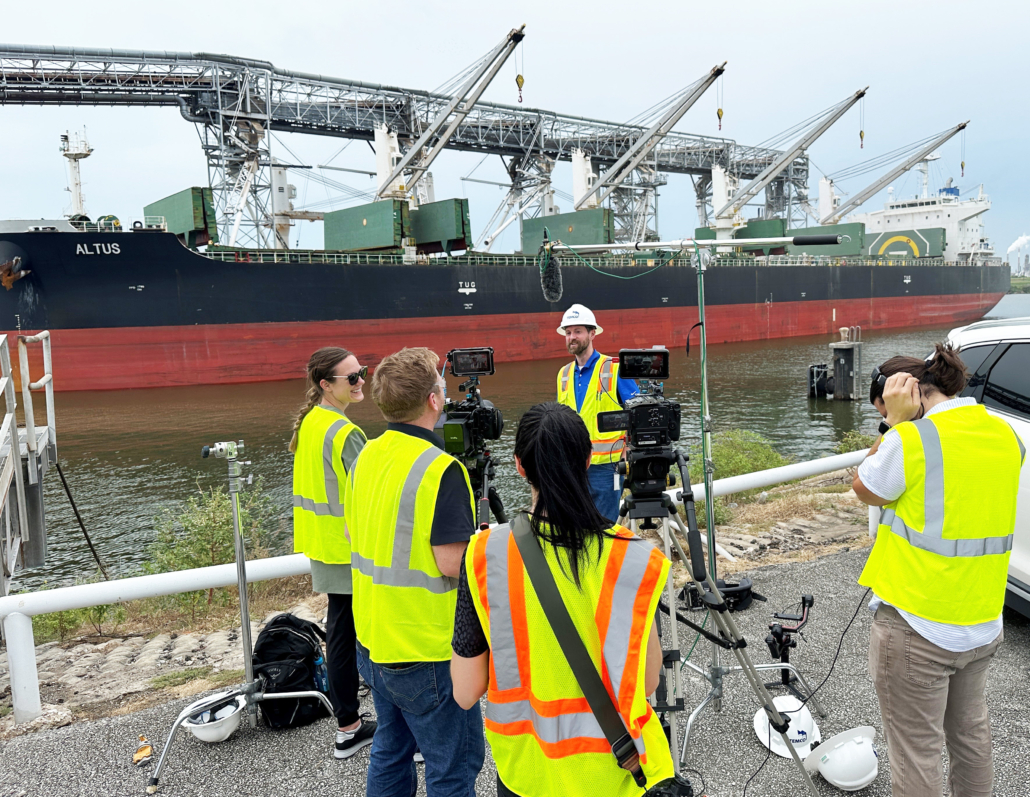 In early September, USW traveled to Houston to film the unloading of trains filled with wheat from the Plains states and the subsequent loading of bulk carrier ships that deliver high-quality U.S. wheat to customers around the world.